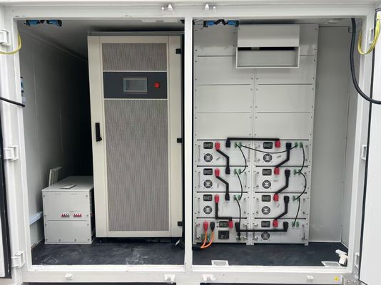 Sistem penyimpanan energi baterai BESS dengan kapasitas bervariasi tergantung pada model yang didukung oleh teknologi baterai lithium-ion